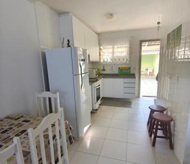 Matinhos Casa | Sobrado confortável a uma quadra do mar.