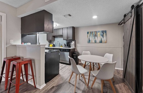 Pleasant Valley Apartamento | SoCo 2BR comfy suite w/ pool, king bed, fast WiFi