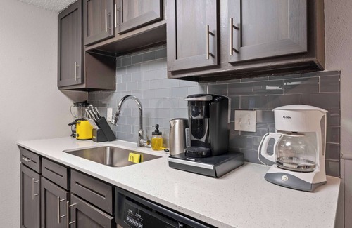 Pleasant Valley Apartamento | SoCo 2BR comfy suite w/ pool, king bed, fast WiFi