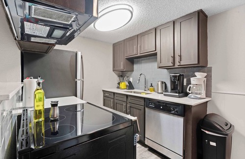 Pleasant Valley Apartamento | SoCo 2BR comfy suite w/ pool, king bed, fast WiFi