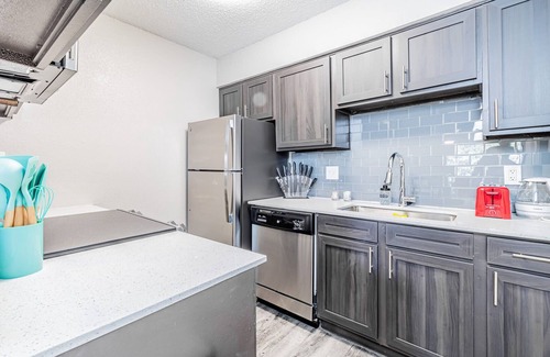 Dawson Apartamento | SoCo chic 1BR w/ fast WiFi, king bed, close to DT