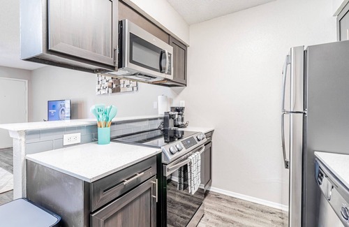 Dawson Apartamento | SoCo chic 1BR w/ fast WiFi, king bed, close to DT