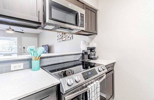 Dawson Apartamento | SoCo chic 1BR w/ fast WiFi, king bed, close to DT