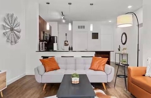 Travis Heights Apartamento | SoCo Dream Stay - Rooftop, Pool, Gym, Central Loc