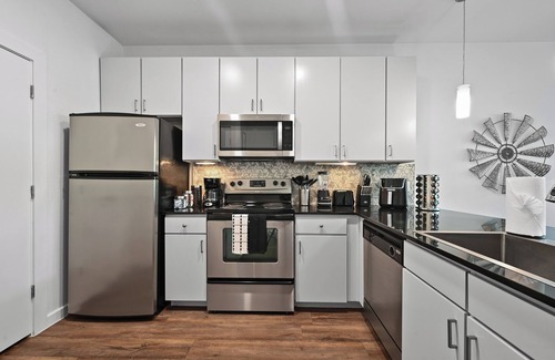 Bouldin Apartamento | SoCo Gem - Pool, Gym, Rooftop, Parking, Walk to DT