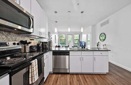 Bouldin Apartamento | SoCo Gem - Pool, Gym, Rooftop, Parking, Walk to DT