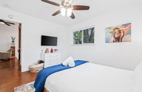 Sweetbriar Casa | SoCo Oasis Retreat: Relax in Comfort and Style