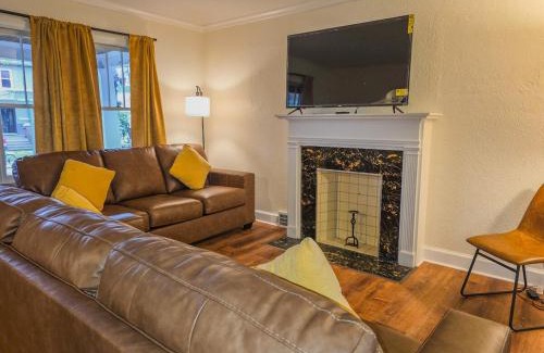 Niagara Falls Casa | Soft Sheets & Sweet Dreams - 3 Bedroom Home with Driveway