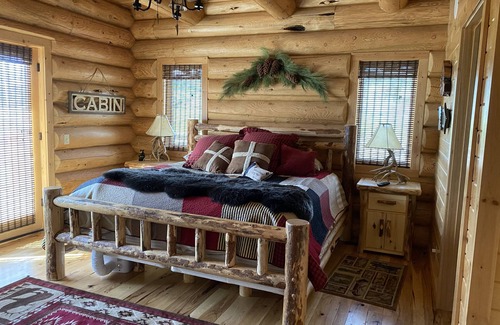 Island Park Cabina | Soggy Bottom Ranch Cabin, Mtn Views, Yellowstone 35 miles, Great Fishing Pond