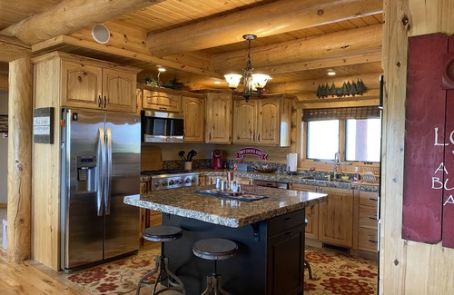 Island Park Cabina | Soggy Bottom Ranch Cabin, Mtn Views, Yellowstone 35 miles, Great Fishing Pond