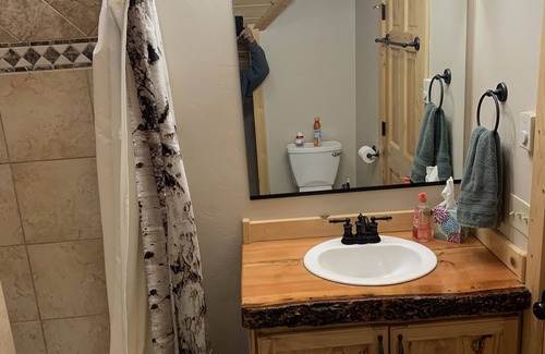 Island Park Cabina | Soggy Bottom Ranch Cabin, Mtn Views, Yellowstone 35 miles, Great Fishing Pond