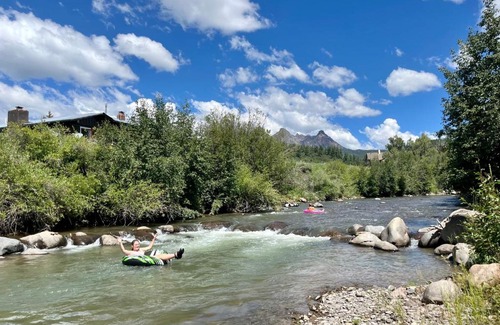 Chromo Chalet De Esquí | Chalet w gorgeous mountain n river views w hot tub