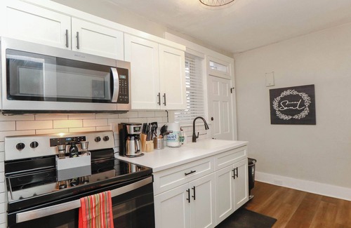 Ghent Apartamento | Sojourn at Colley Manor Unit 2 Sleeps 4