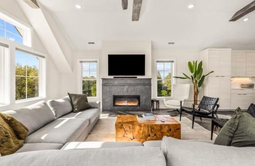 Whalehead Beach Casa | Sojourn Aurora 7 BR Pool & Hot Tub