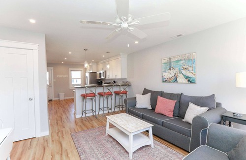 Chic's Beach Apartamento | Sojourn's Sea Views with Balcony Sleeps 10