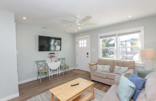 Chic's Beach Apartamento | Sojourn's Sea Views with Balcony Sleeps 4