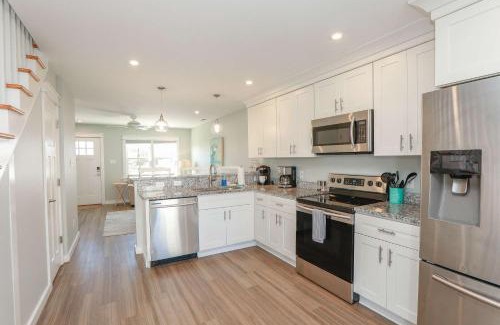 Chic's Beach Apartamento | Sojourn's Sea Views with Balcony Sleeps 4