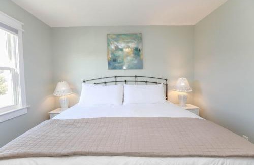Chic's Beach Apartamento | Sojourn's Sea Views with Balcony Sleeps 4