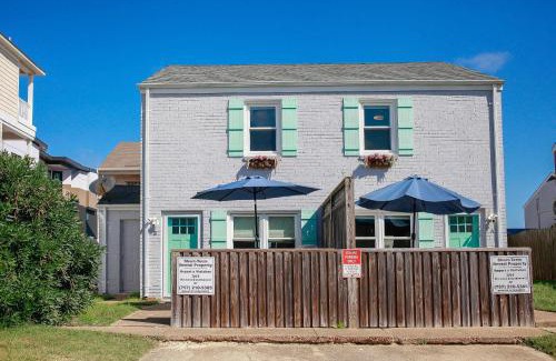 Chic's Beach Apartamento | Sojourn's Sea Views with Balcony Sleeps 10