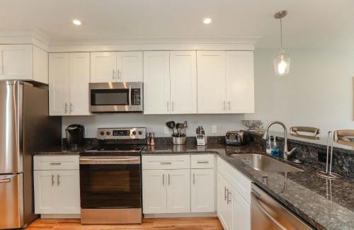 Chic's Beach Apartamento | Sojourn's Sea Views with Balcony Sleeps 10