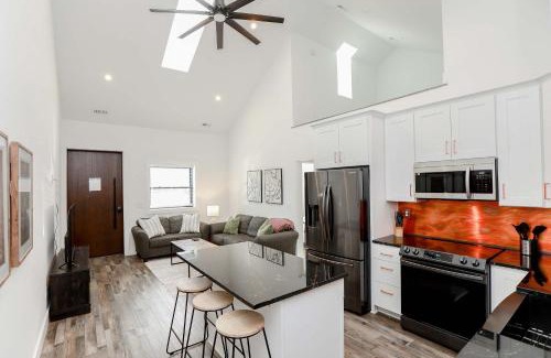 Chic's Beach Apartamento | Sojourn Steps to the Beach Sleeps 4