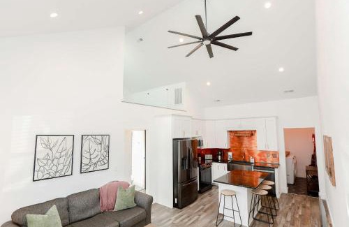 Chic's Beach Apartamento | Sojourn Steps to the Beach Sleeps 4