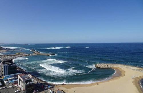 Sokcho Apartamento | Sokcho beach sunrise ocean view(Summit Bay 14F)