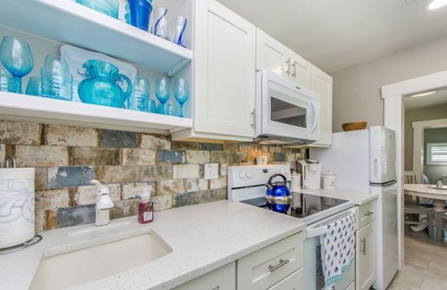 Independence Square Cabaña | SOL Cottage, Best Experience in IRB, new AC, totally remodeled, free parking