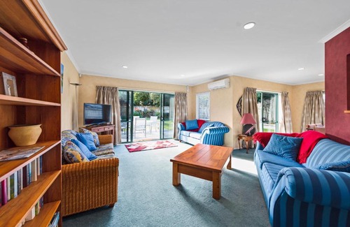Papamoa Beach Casa | Sol Escape - Papamoa Beach Holiday Home