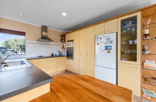 Papamoa Beach Casa | Sol Escape - Papamoa Beach Holiday Home