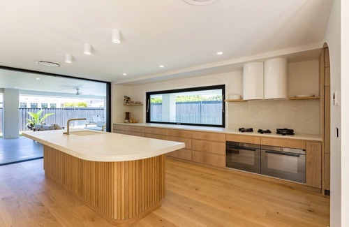 North Avoca Casa | SOL HOUSE NORTH AVOCA - MIXING MEDITERRANEAN WITH COASTAL - 0NLY 50M TO BEACH
