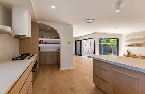 North Avoca Casa | SOL HOUSE NORTH AVOCA - MIXING MEDITERRANEAN WITH COASTAL - 0NLY 50M TO BEACH