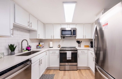 South Lamar Apartamento | SoLa OASIS 2BR King Suite, Fully Stocked, Pool+Gym