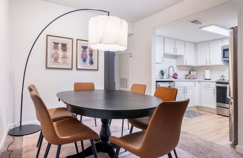 South Lamar Apartamento | SoLa OASIS 2BR King Suite, Fully Stocked, Pool+Gym