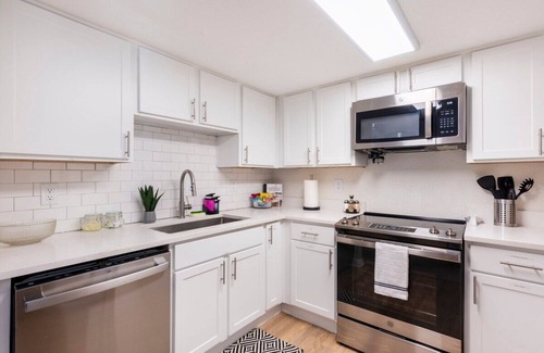 South Lamar Apartamento | SoLa OASIS 2BR King Suite, Fully Stocked, Pool+Gym