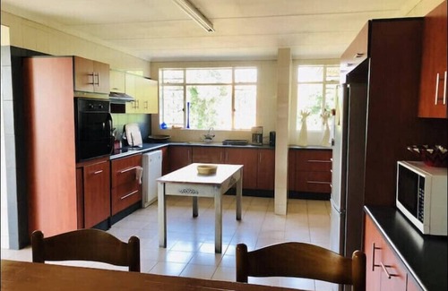 Greater Johannesburg Metropolitan Area Casa | Vida ecológica en un vecindario central tranquilo y tranquilo, cómodo y con servicios