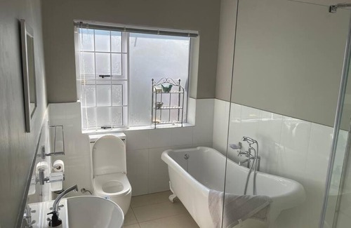 Lakeside Casa | Solar Entertainers dream on Constantia wineroute