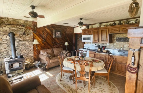 Harman Casa | Solar Powered Barn on Farm w/ Hot Tub & Pond