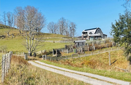 Harman Casa | Solar Powered Barn on Farm w/ Hot Tub & Pond