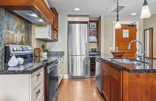Canmore Complejo | Solara 102 - 2 Bedroom Condo - Pool / Hot Tub /GYM @ Solara