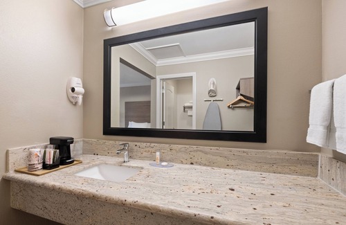 Anaheim Resort Hotel | Solara Inn and Suites
