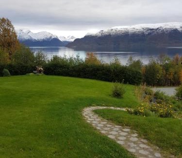 Lyngseidet Apartamento | Solbakken 27 Apartment