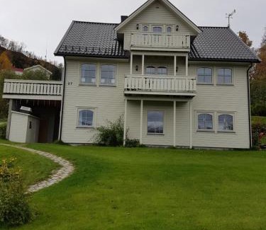 Lyngseidet Apartamento | Solbakken 27 Apartment