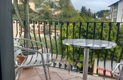 Villagonia Apartamento | Habitación 'Girasole' con balcón, Wi-Fi y aire acondicionado