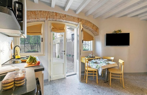 Cunettone-villa Apartamento | Sole Priscilla House - Terrace & parking, Salò, Italy