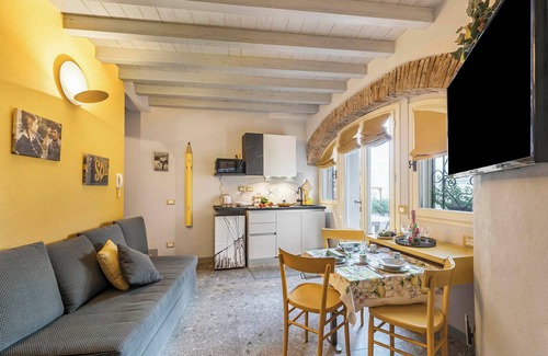 Cunettone-villa Apartamento | Sole Priscilla House - Terrace & parking, Salò, Italy