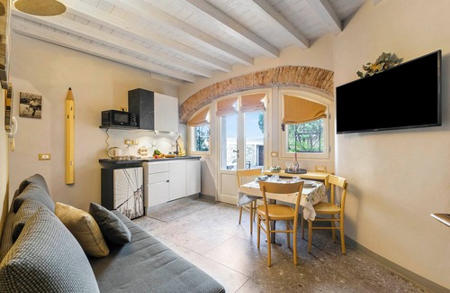 Cunettone-villa Apartamento | Sole Priscilla House - Terrace & parking, Salò, Italy