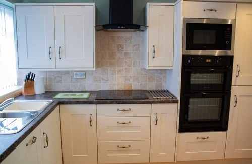 Olton Casa | Solihull Stay - 3 bedroom House (5 guests). Ideal for Solihull/ JLR/ HS2