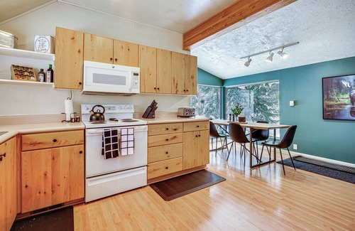 Salt Lake Mountain Resorts Cabina | Solitude Mountain Cabin: Creek-Side View & Hot Tub