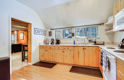 Salt Lake Mountain Resorts Cabina | Solitude Mountain Cabin: Creek-Side View & Hot Tub